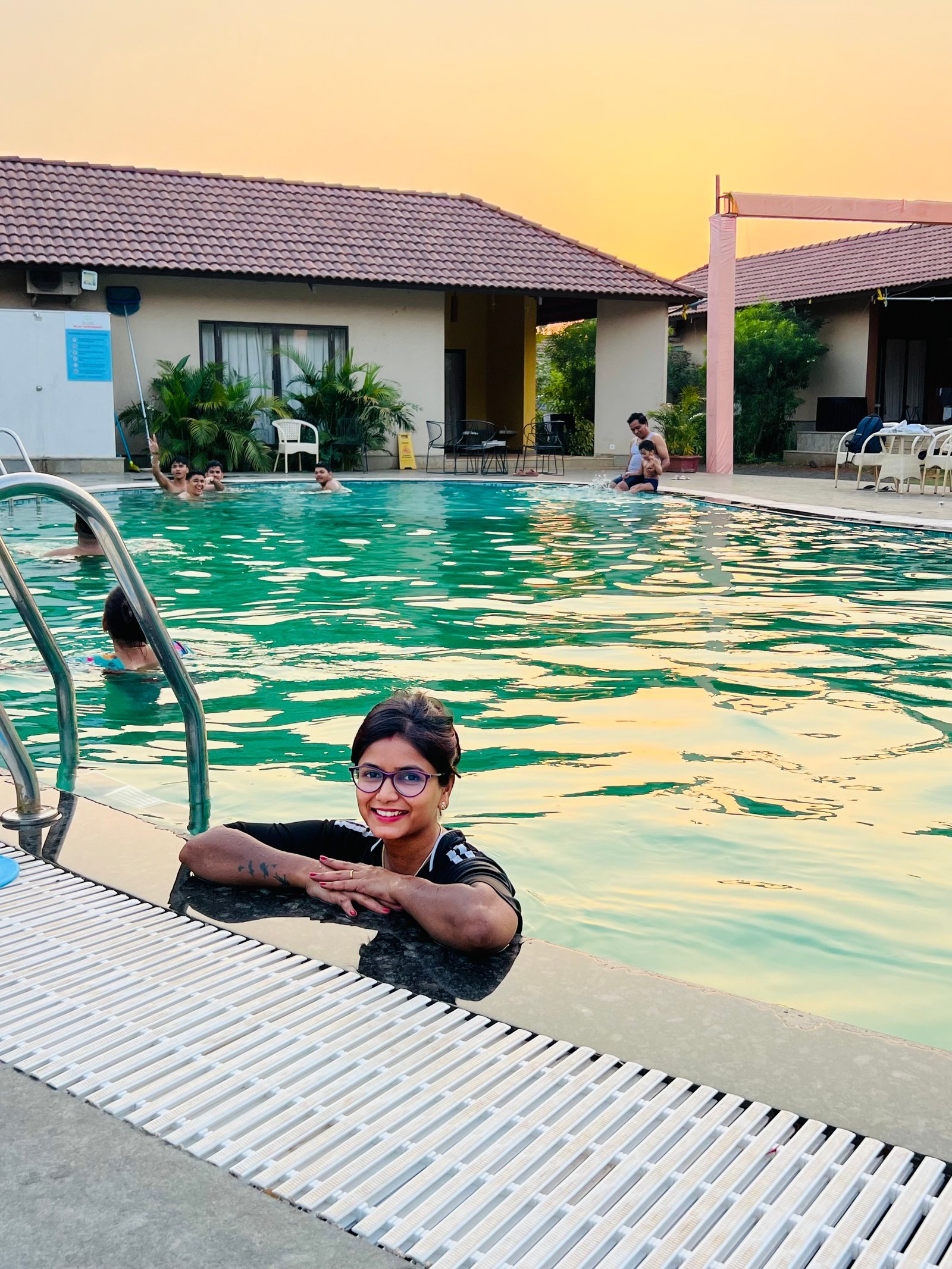 poolside_relaxation_at_resort